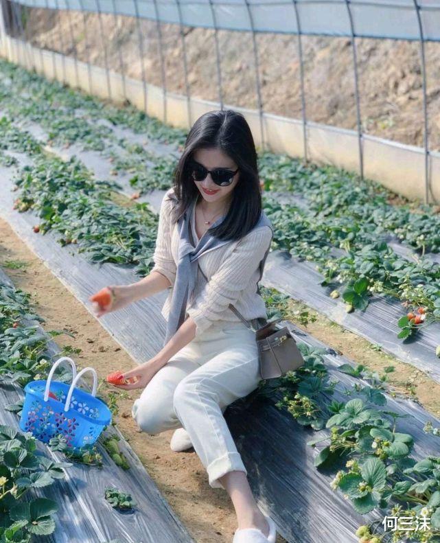 何三沫|秋季穿什么才合适？可以选择针织衫来穿，这样搭配舒适又减龄