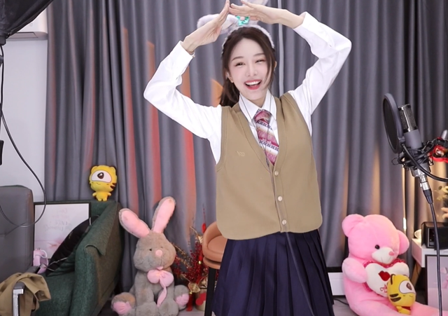 |林七七再立FLAG，和路人王平常心打篮球，赢了就倒立黑丝