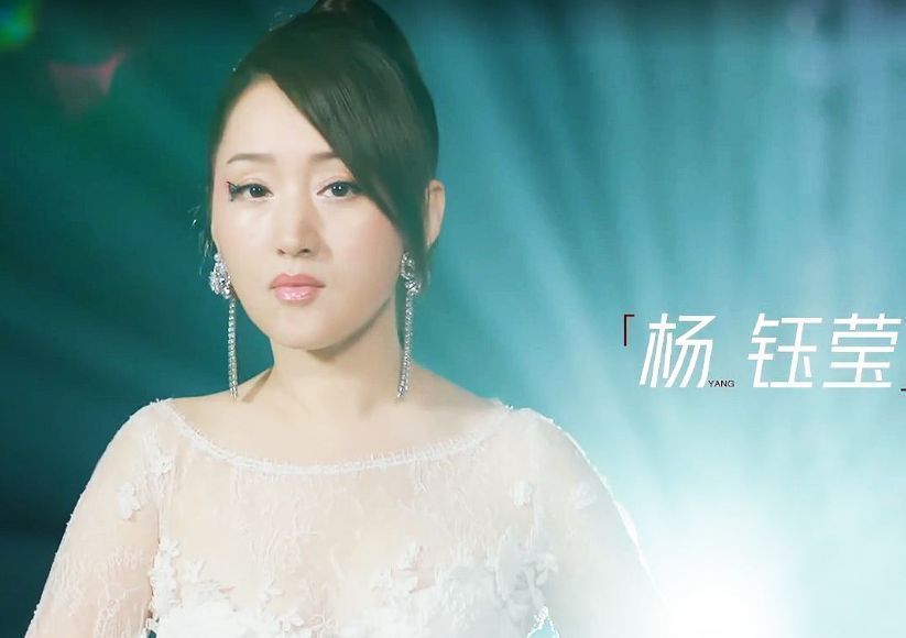 杨钰莹|杨钰莹直播首秀人气高,对待产品不熟悉,全程都当工具人