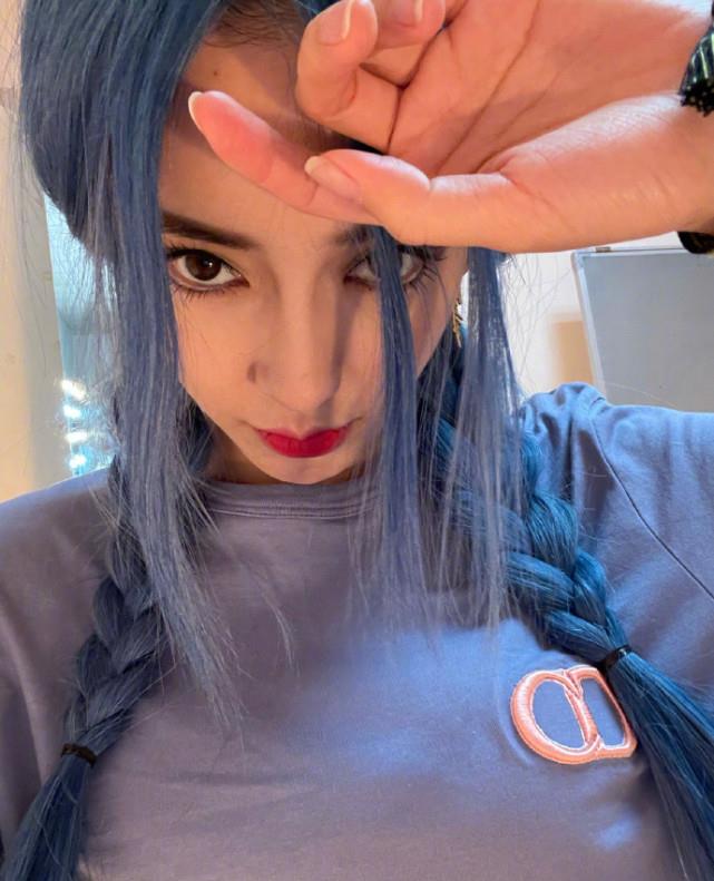 相机|baby自信过头，原相机自拍还怼脸，看皮肤：女明星也逃不过变老？