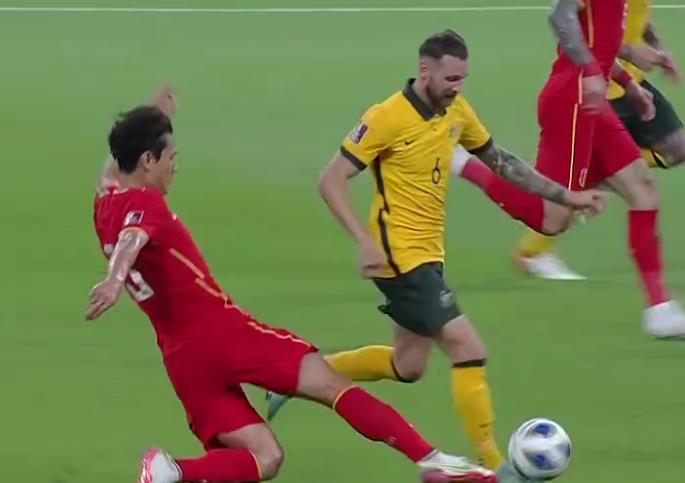 可馨育娃|0-3！李铁吼叫也没用，国足后防问题难解决，颜骏凌门前压力巨大