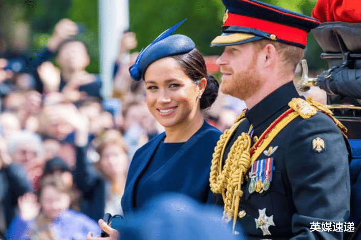 军人|梅根太大胆，裹胸长裙陪哈里给老兵颁奖，网友：没王妃敢这么穿！