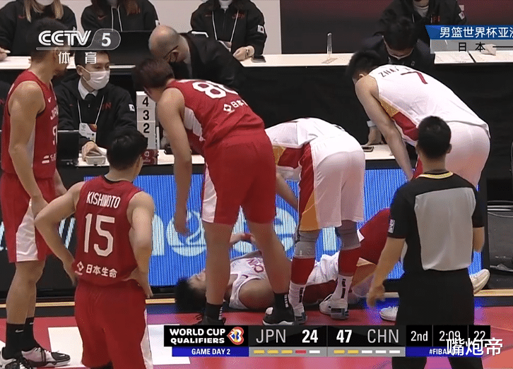 中国男篮|张本天杰又废人！狠撞赵睿让杜锋暴怒，还假装上去慰问，太过分了