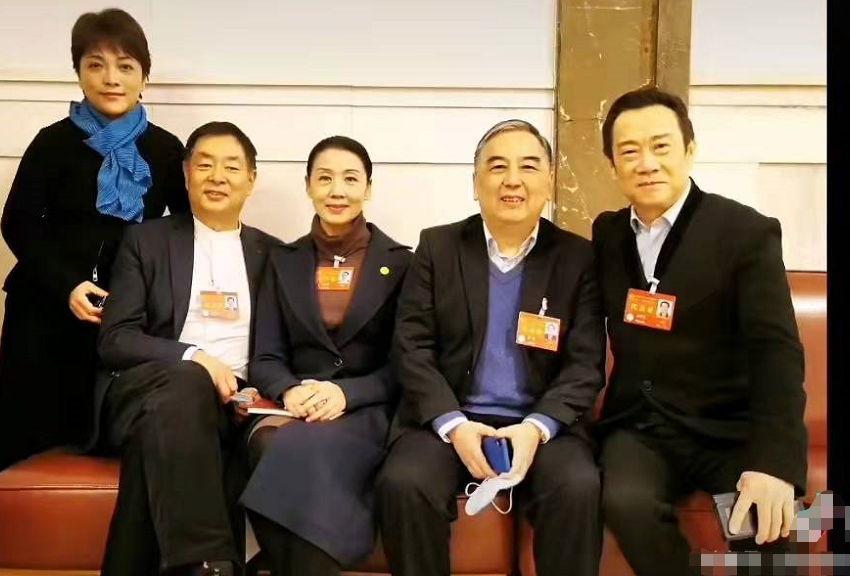 秦岚|文代会众星合影，陈宝国地位高，濮存昕跷二郎腿，周涛鞠萍同框
