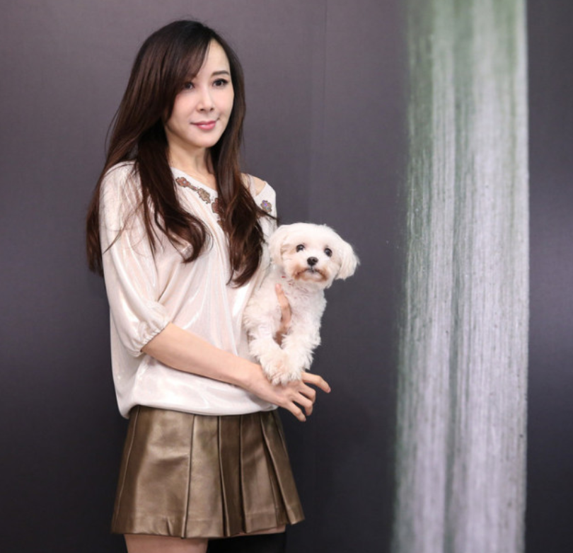 何有强 萧蔷才是“冻龄天花板”，露肩装配超短裙，气质比00后还嫩