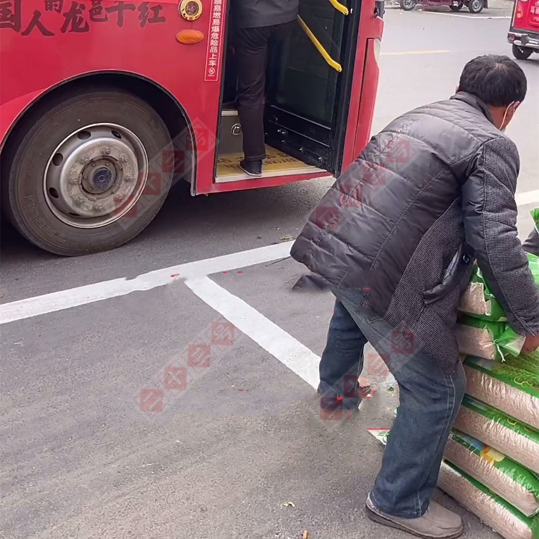 河南:男子拿着二十袋大米坐公交直接被拒,网友:公交不是拉货的!