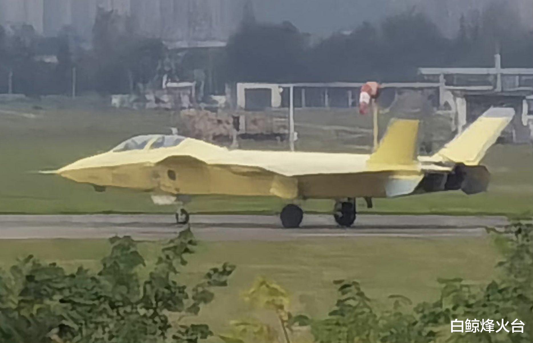 歼-20|航空工业传喜报：双座歼-20亮相，新型隐身机试飞