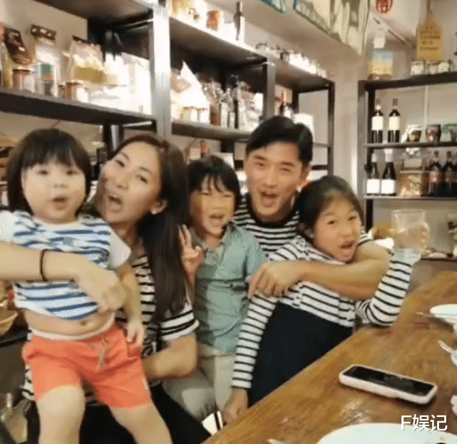 TVB|TVB小生一家五口为妈妈庆生 一家人穿亲子装拍温馨全家福