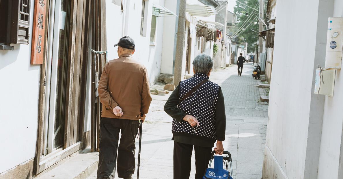 小超侃事|又一骗局曝光，专盯老人下手，中消协发声提醒：北京3000老人被骗