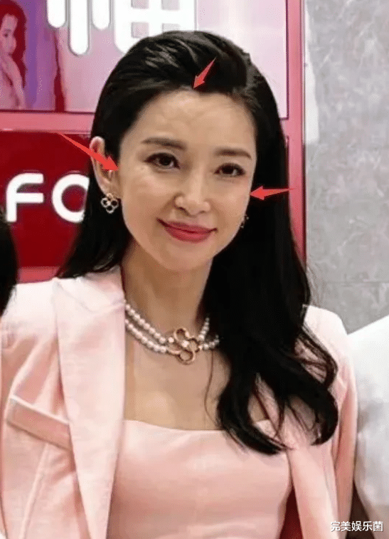 李冰冰|48岁李冰冰出席活动，表情僵硬意外撞脸吕丽萍，网友：返厂重修了