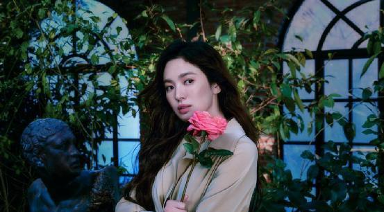 宋慧乔|宋慧乔也是个长腿姐姐！波浪卷发优雅动人，一双美腿特别耀眼