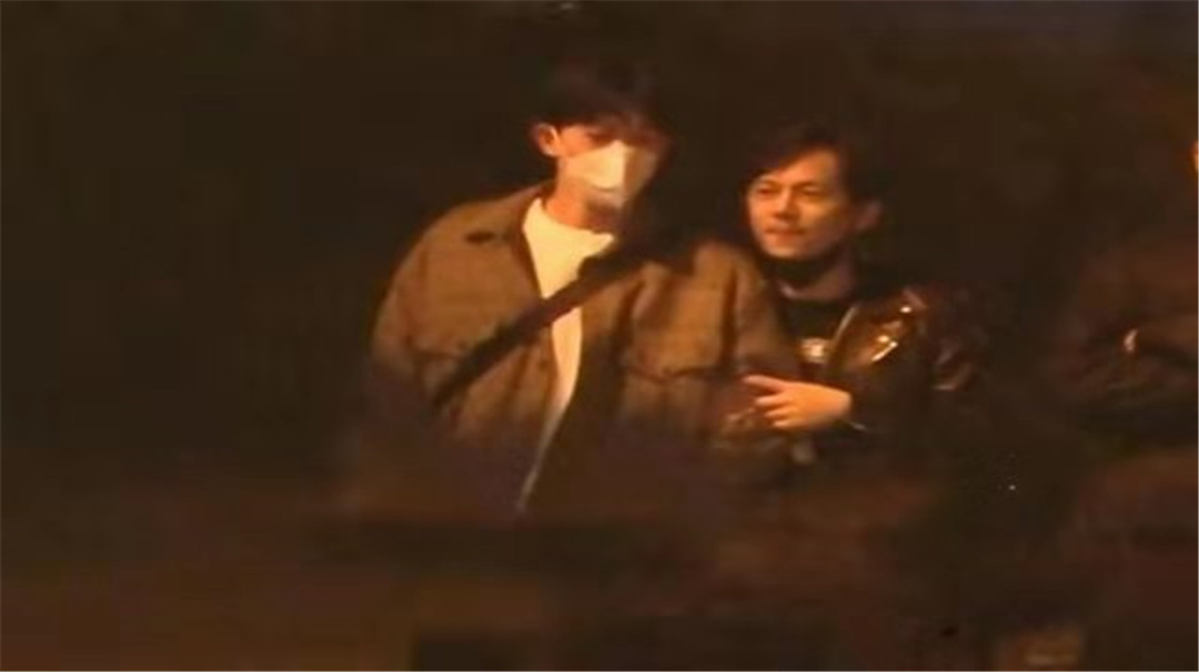 何炅|何炅和圈内男星费启鸣“亲密照”被爆？“官宣”来了