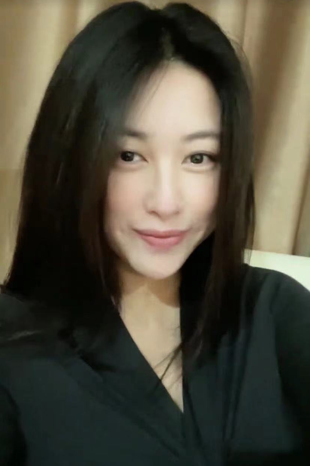 朱珠|顶级名媛朱珠产后首露面！素颜皮肤白皙通透，称要减几十斤才复出