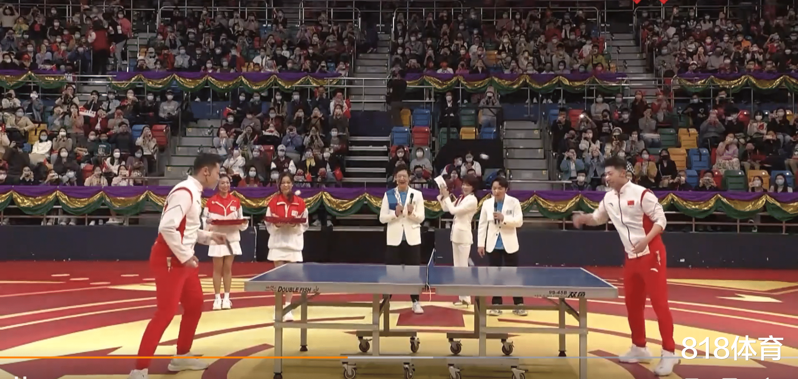 马龙|排面! 香港特首看台给马龙比心, 王祖蓝惊讶: 特首都做手势! 厉害了!