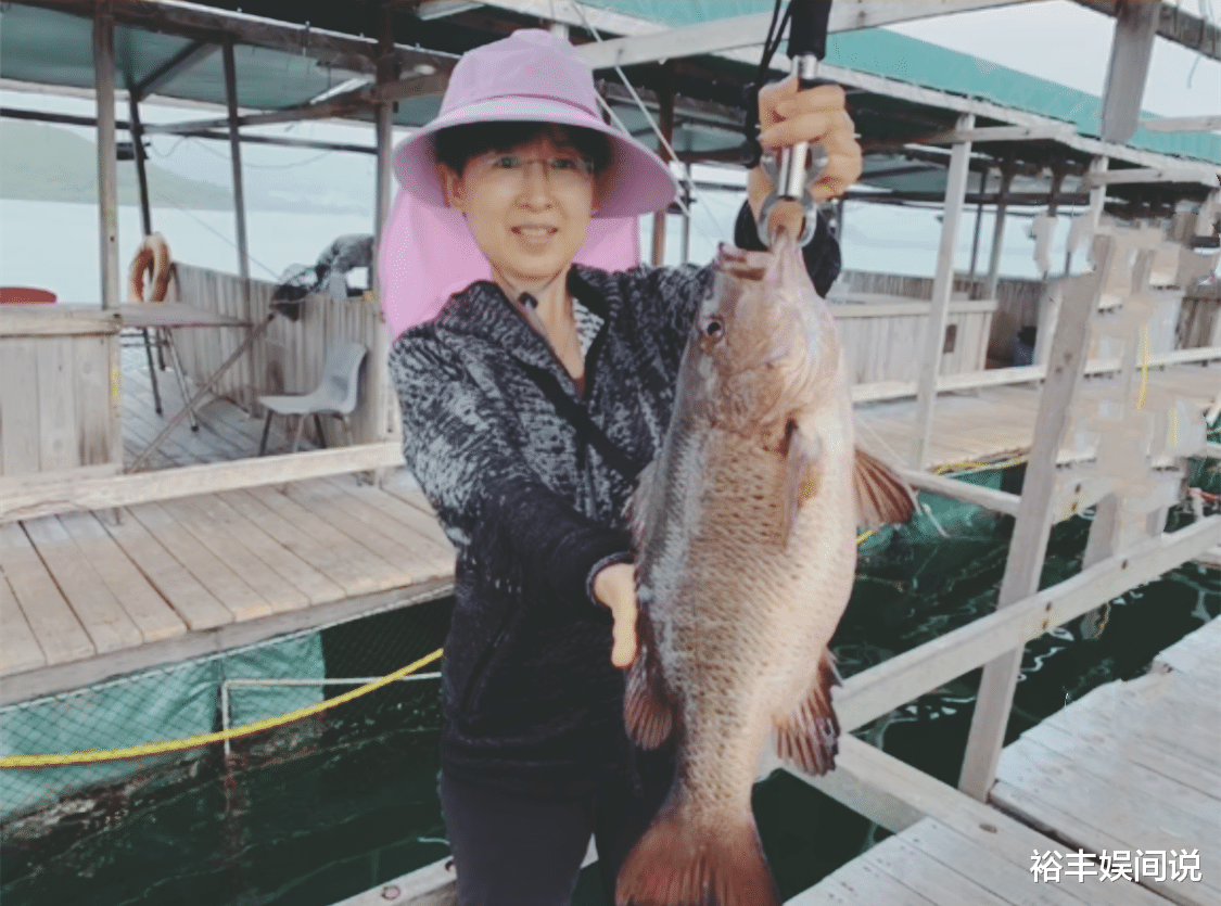 复读机|73岁梁小龙携小20岁娇妻现身，模样俊俏十分优雅，甜蜜同框如父女