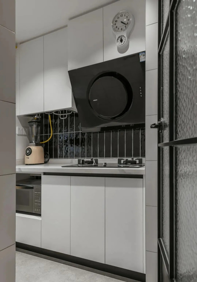 |95平混搭风复式房子墙面纯白+浅灰色,彩清浅柔和却不失层次感