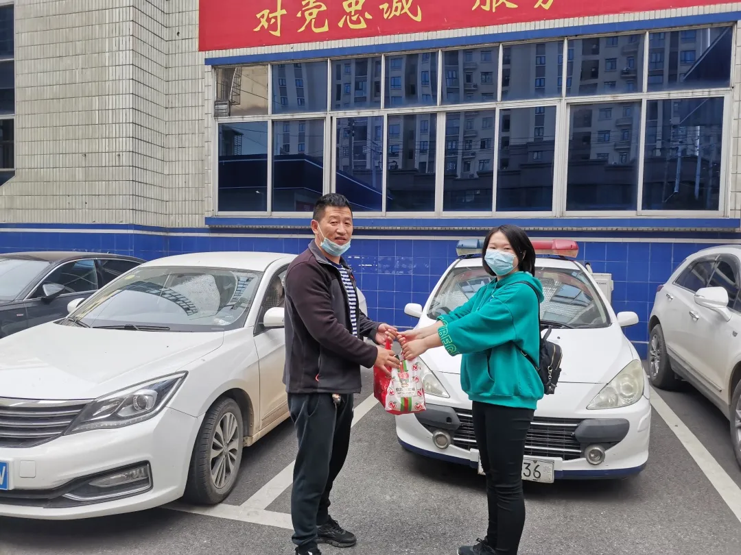 旅客遗落挎包 滴滴司机专程送还