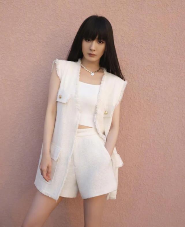 杨幂|杨幂为遮发际线,重现复古“非主流”发型,不料效果太减龄