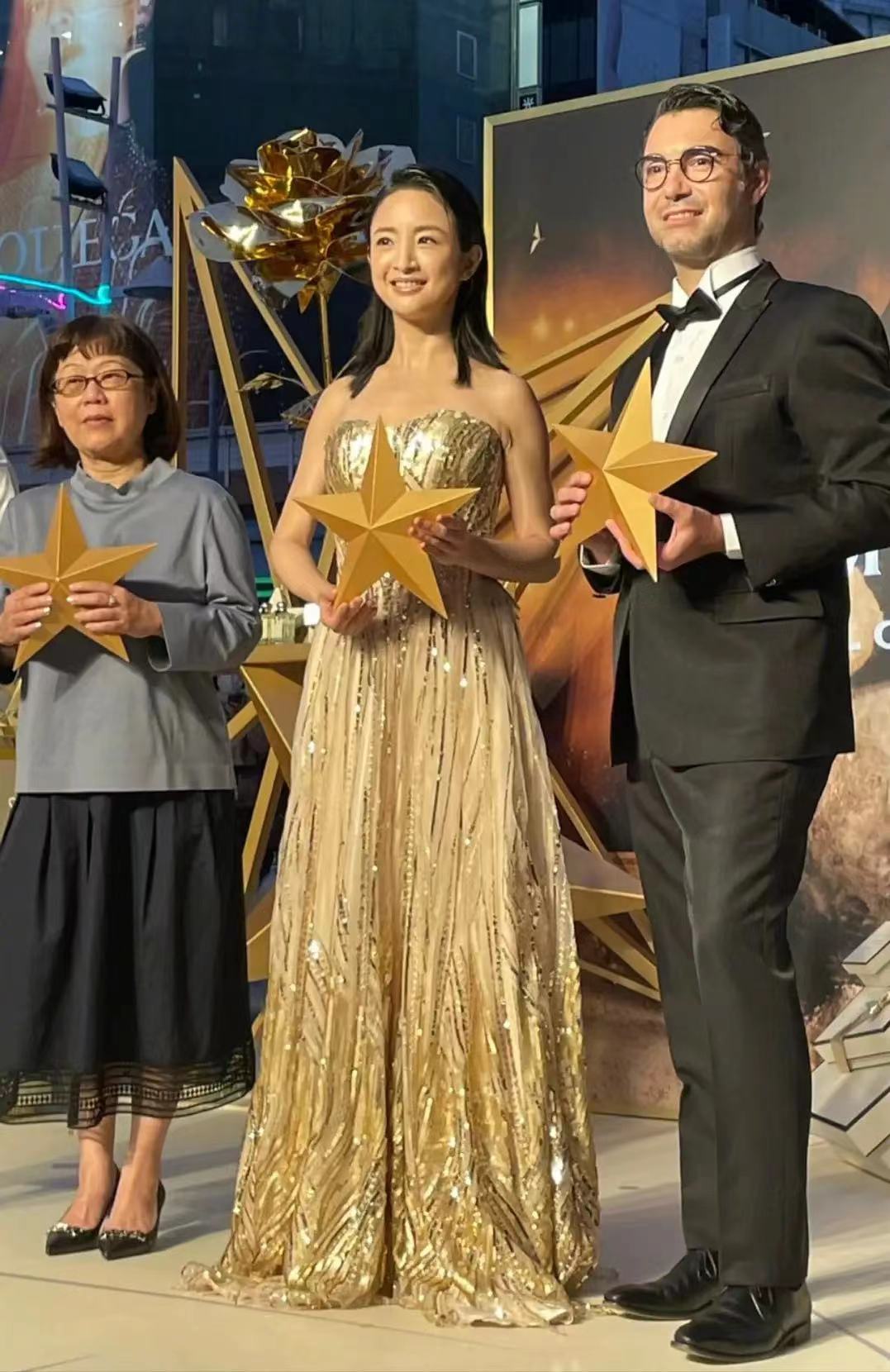 林依晨|林依晨真够拼的！刚出月子火速复出，穿抹胸裙勒出副乳妈妈胸抢镜