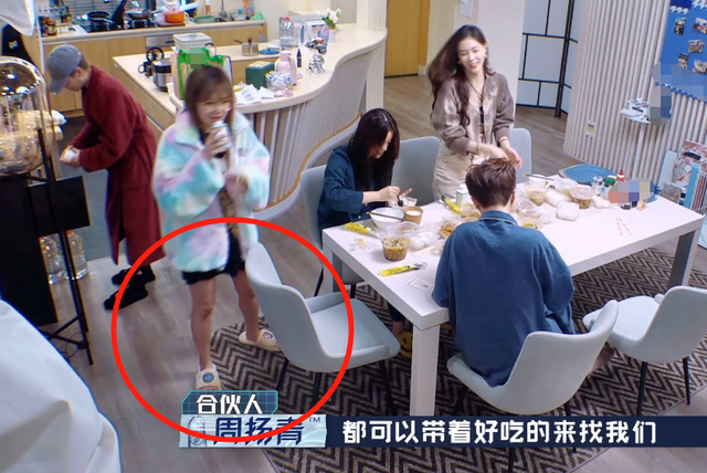 周扬青|周扬青又素颜上节目，没有了八级网红特效，真人美不美一眼即知