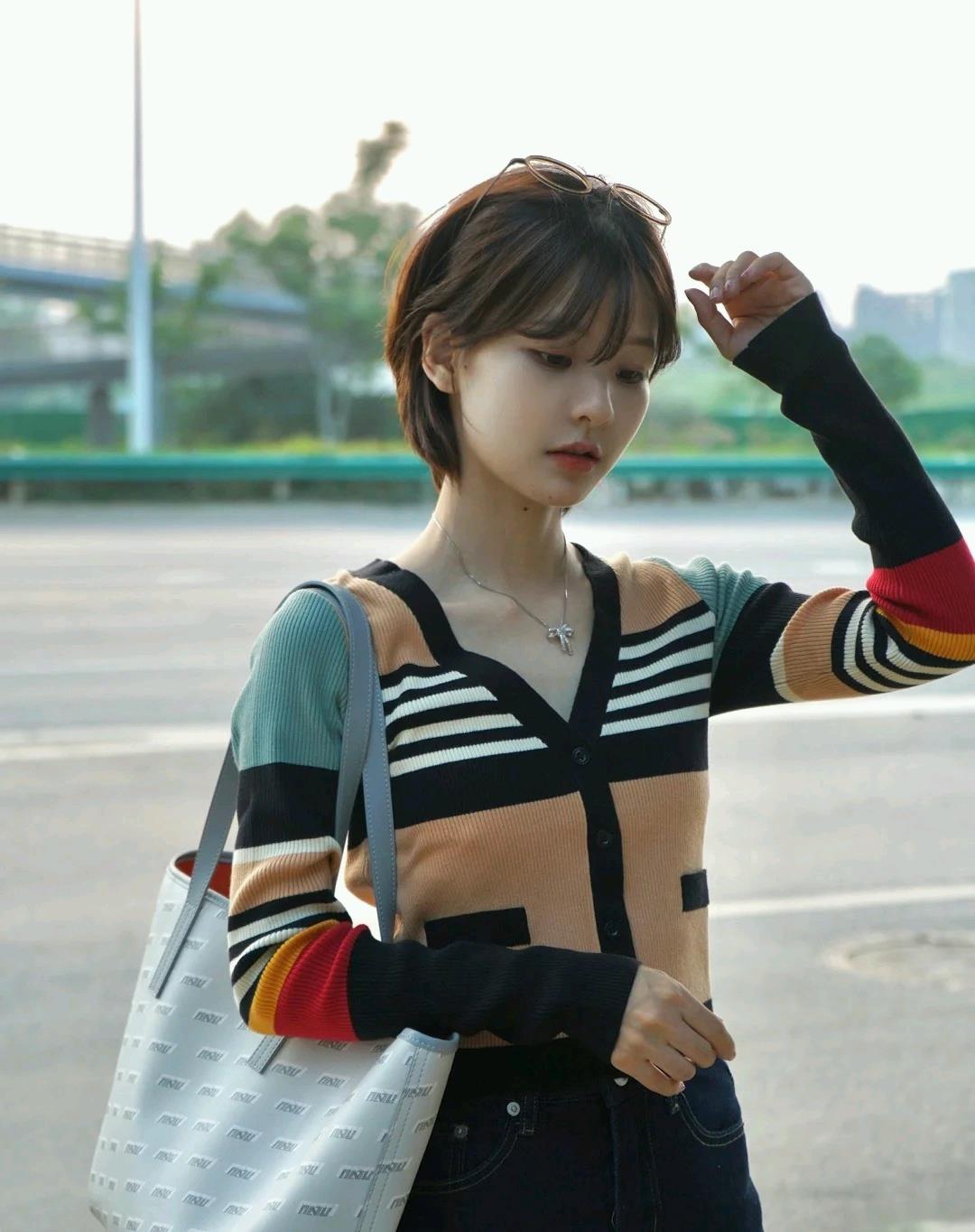 发型|波浪卷已经不流行了，今秋流行直发，减龄显脸小