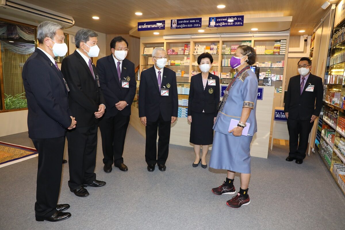 全球时尚风行 诗琳通公主终于爱美啦！穿刺绣蓝裙挺大肚腩，独挑大梁太有王者范
