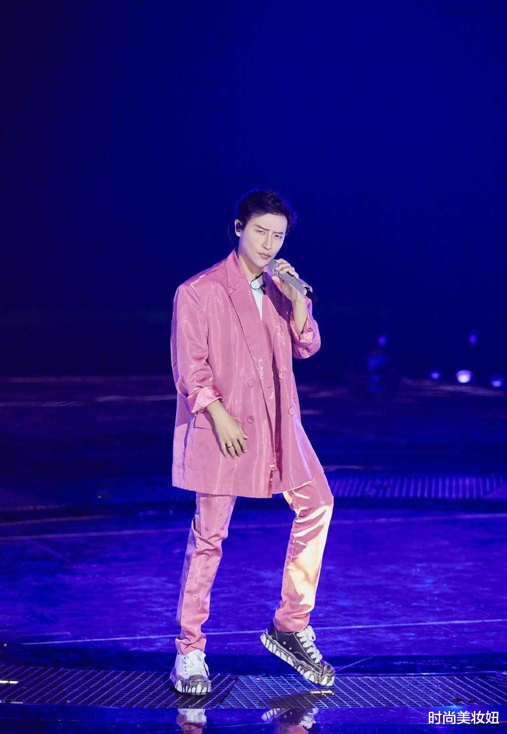 陈志朋|陈志朋暴瘦20斤帅爆了，穿粉色西装像小鲜肉，瓜子脸差点认不出