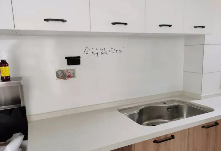 装修设计大全|厨房墙面怎么装防脏又好看？学会这样贴，怎么爆炒都不容易脏！