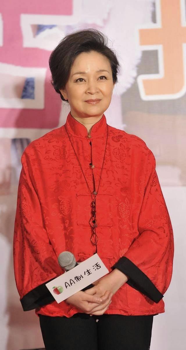 潮帮先生|63岁刘莉莉不玩老来俏，穿红色唐装老得优雅，不扮嫩气质更高级