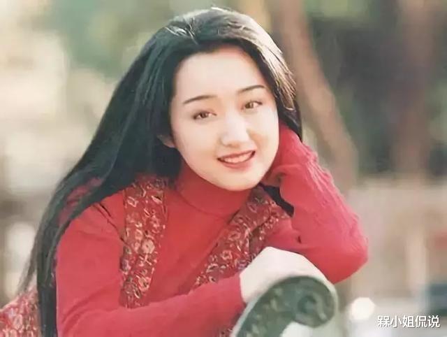 槑小姐侃说|杨钰莹还当自己是小姑娘呢？穿超短裙够洋气了，还扎麻花辫扮少女