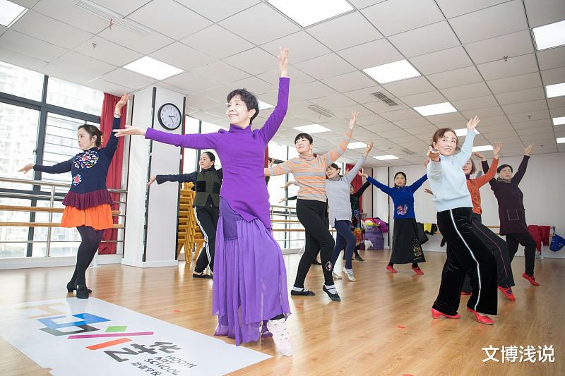 文博浅说|退休阿姨去学“楼腰舞”，老公提出离婚，57岁阿姨自述：我该何去何从呢？