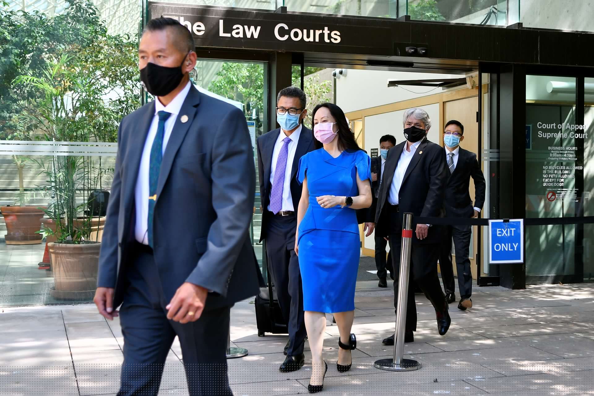 全球时尚风行|孟晚舟出庭造型彻底换风格!复古波点长裙好淑女,比包臀裙更少女