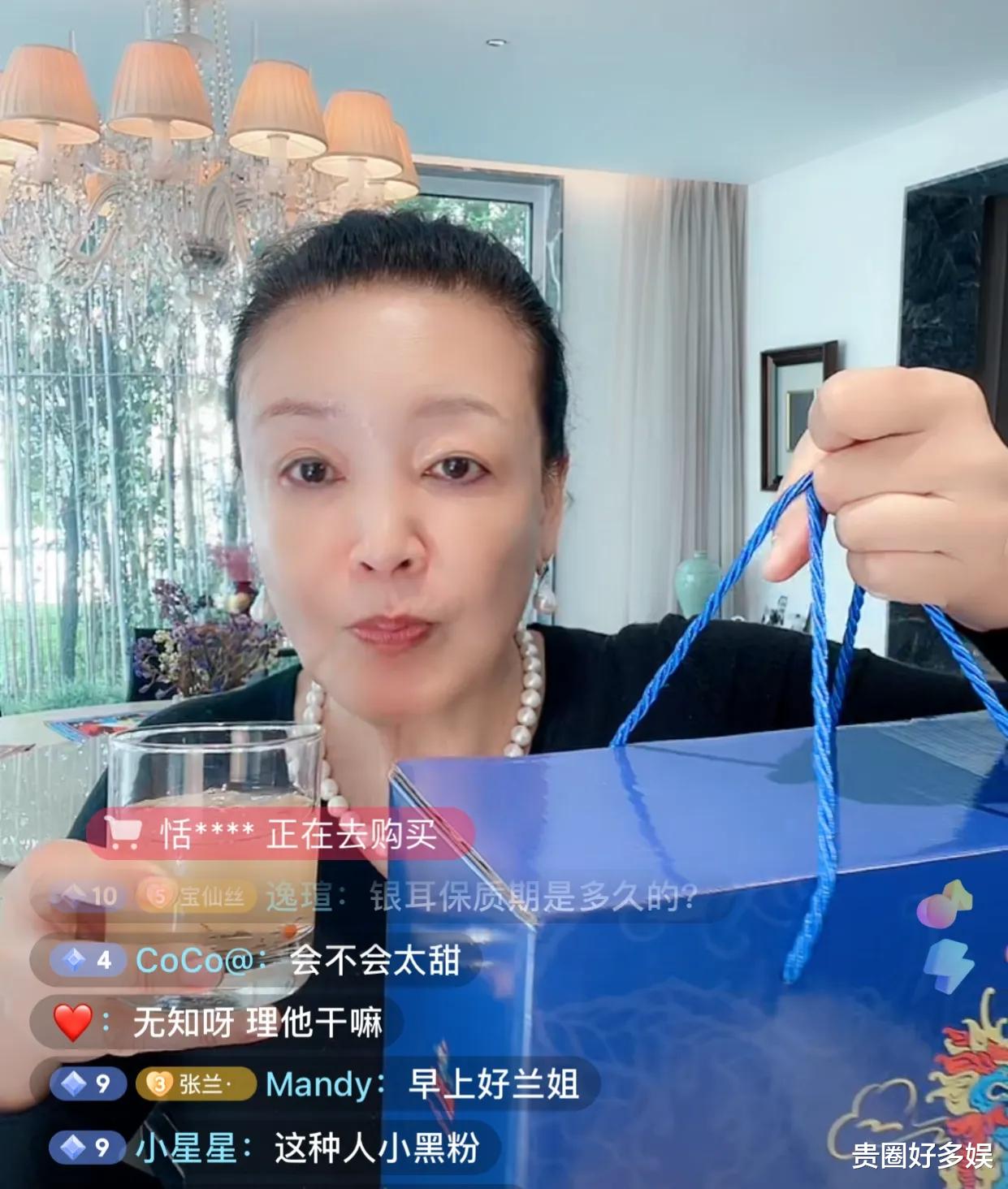 张兰|汪小菲的妈妈张兰直播，被网友吐槽东西太假，一向好脾气她直接发火