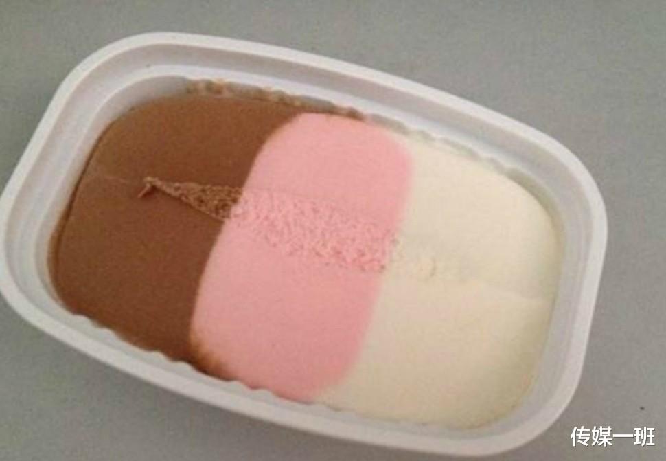 主持人|看微博之夜贾玲沈腾张小斐合影时的手部细节动作，能把你笑哭