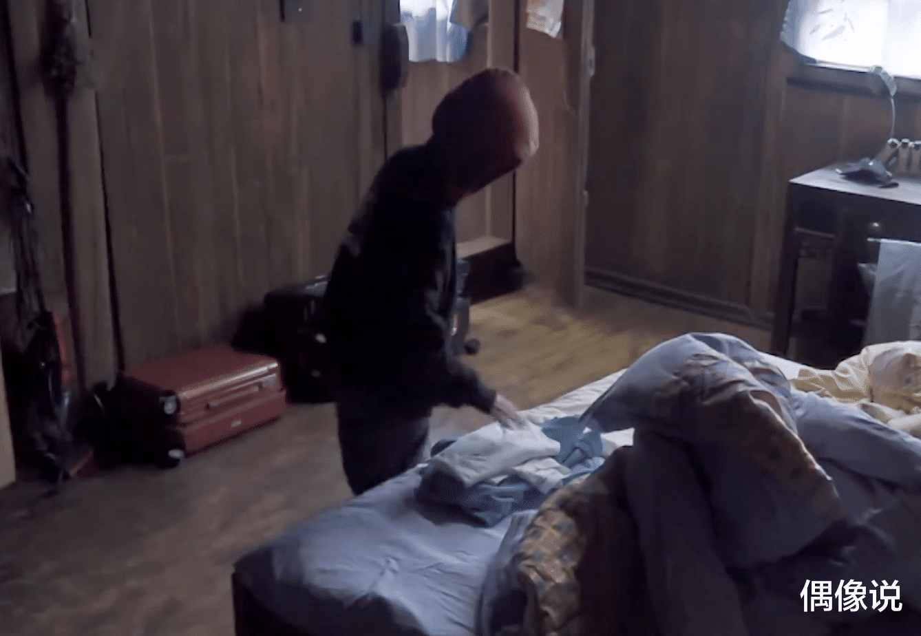 杨紫|杨紫起床不叠被子，脏衣服乱扔在床上，张子枫帮她避免两次尴尬