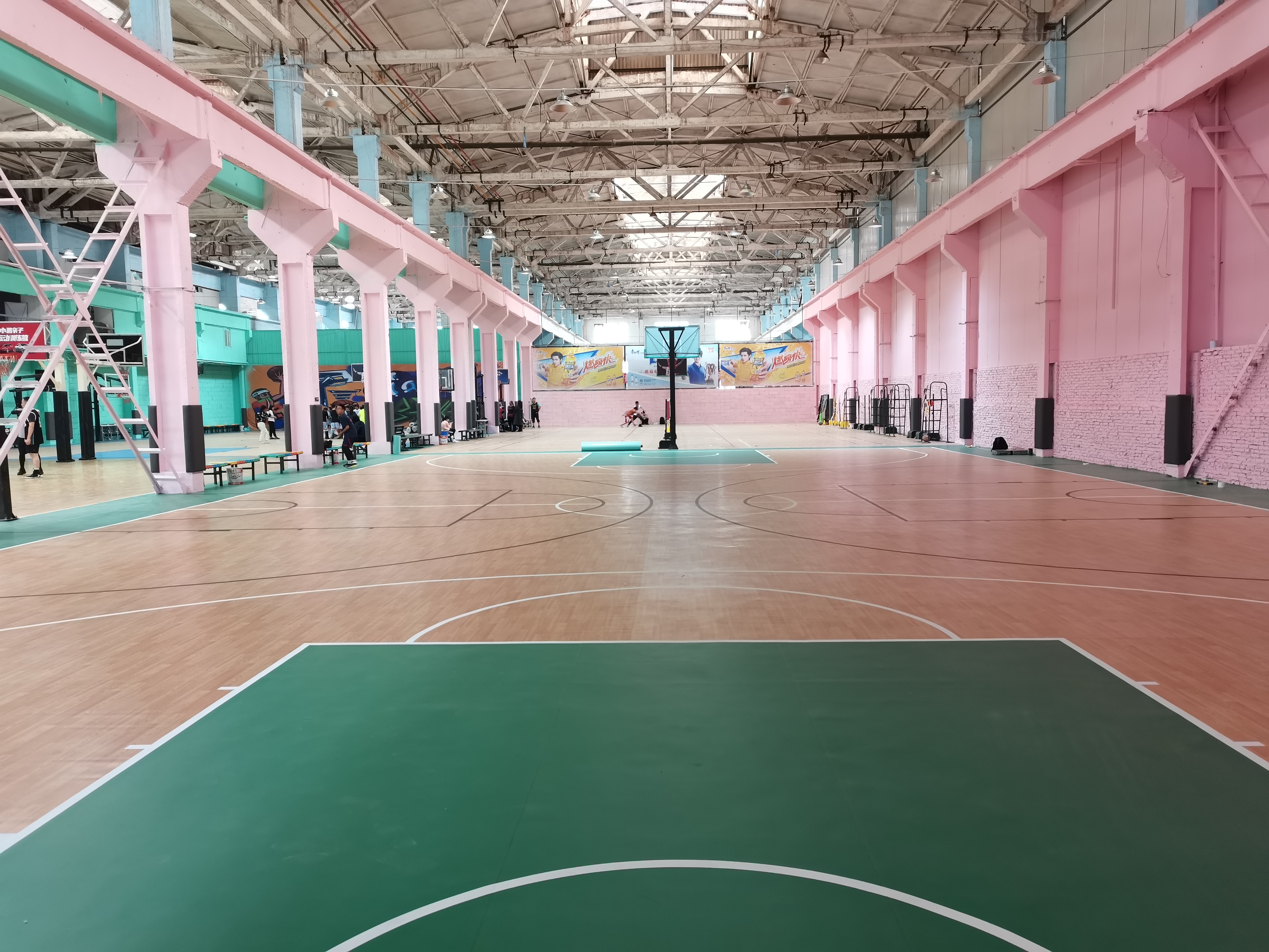 篮球场PVC地胶运动性能不及木地板？