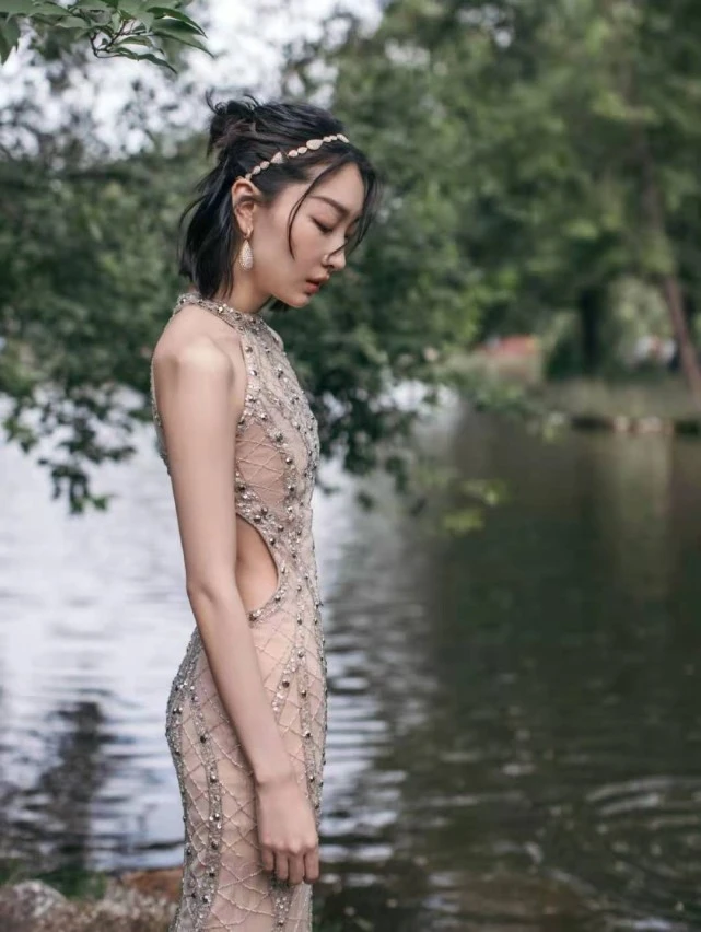 女孩|周冬雨新广告造型封神！穿挂脖裙狐狸眼电力十足，终于有女人味了