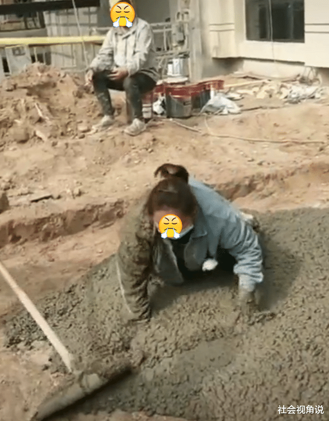 社会视角说 河南女子为要账，跪在混凝土中，满身泥泞污垢看着心酸