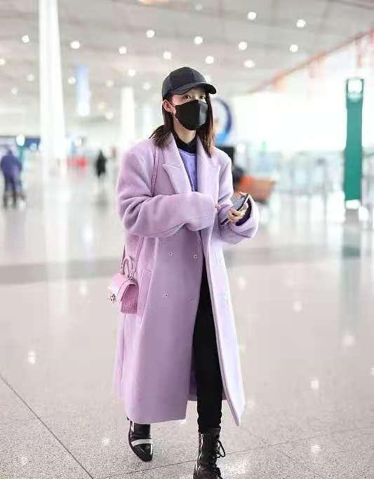 李沁|李沁果然是人美会穿衣，粉紫色大衣搭配同色系内搭，甜美又撩人