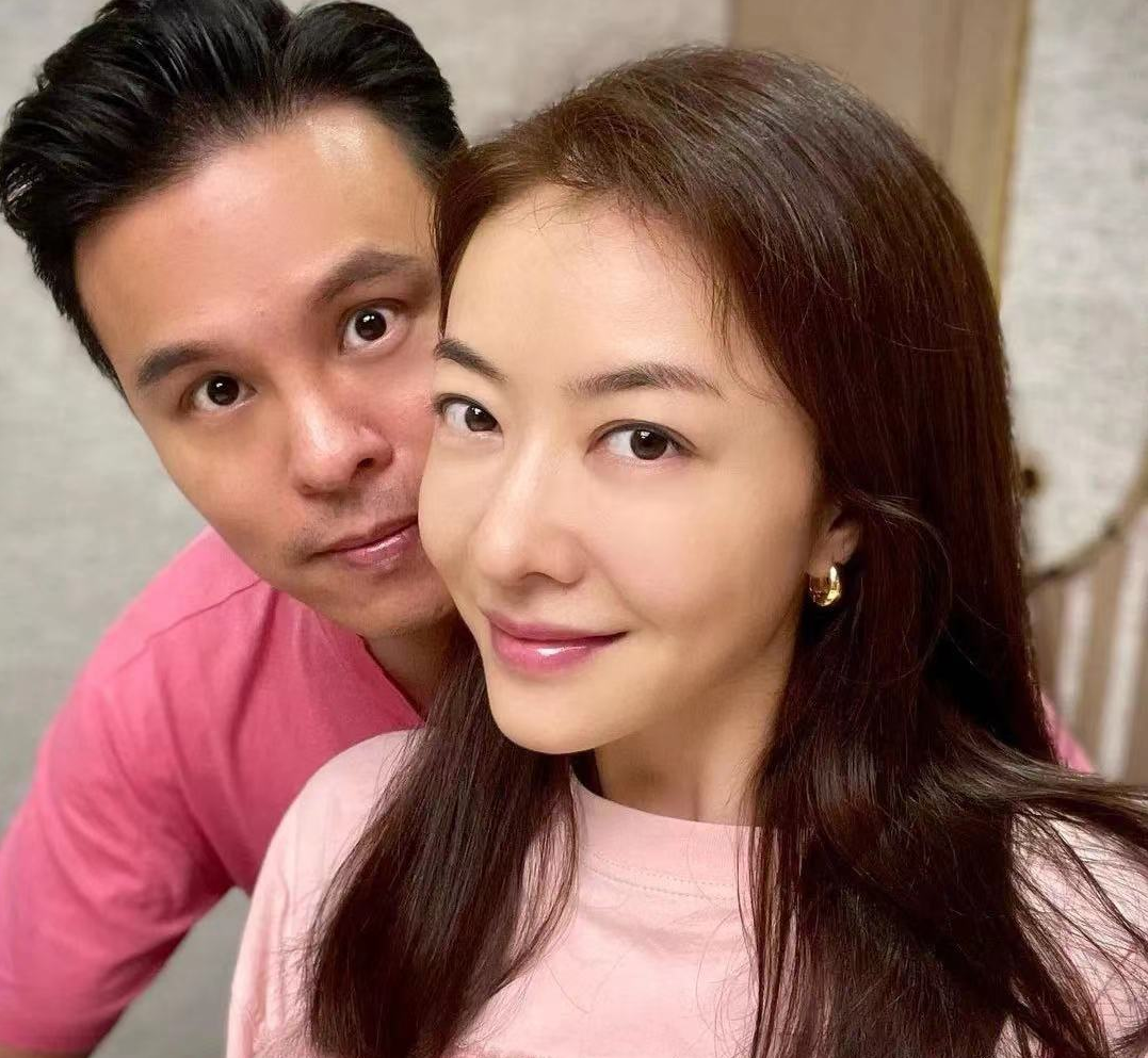 熊黛林|41岁熊黛林庆结婚五周年!与富豪老公亲密搂肩,穿着热辣长腿瞩目