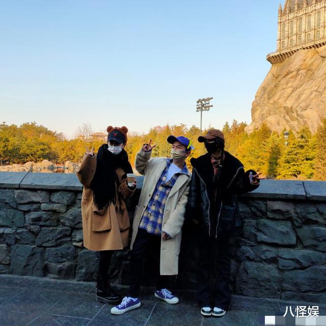 杨幂|杨幂张大大宋祖儿一起逛环球影城，幂幂冷的揣手，被侃像北京大爷