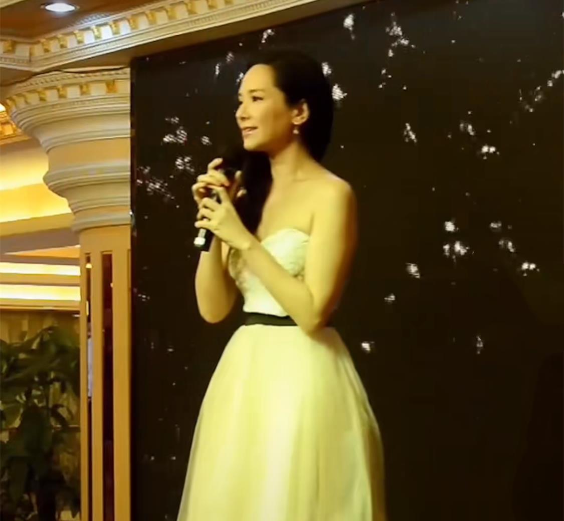 行星秘闻|47岁郭羡妮内地走穴捞金!穿白色纱裙温婉大气,因温兆伦事业受损