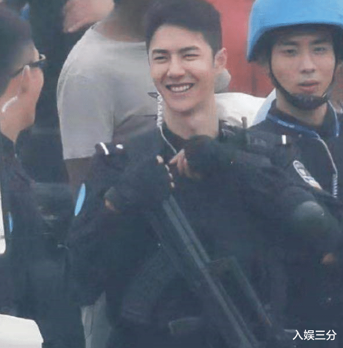 王一博|王一博军旅剧路透照，寸头造型阳光迷人，但气质方面不如黄景瑜