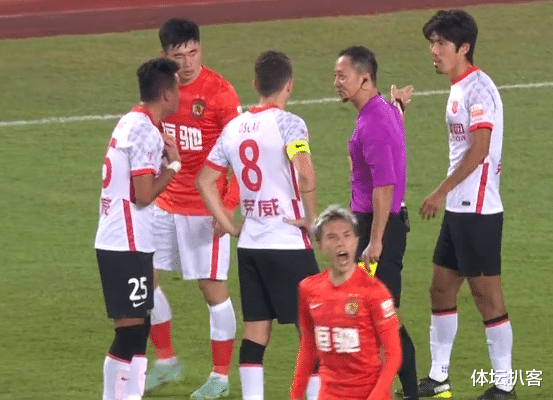 中超|0-0！中超豪門對(duì)決淪為雞肋，2次沖突搶鏡：火爆飛鏟，揮肘怒吼