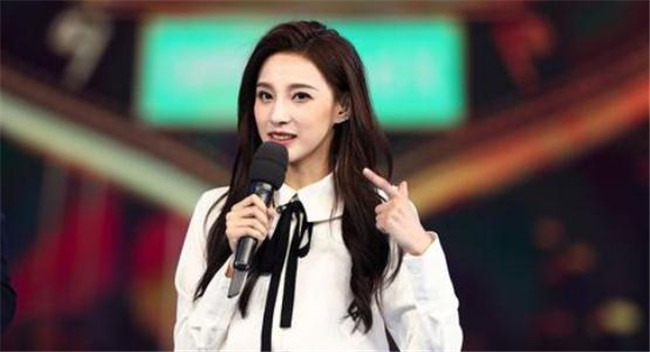 许晋亨|央视美女主持，走秀时泳装意外滑落，淡定走完回应称：谁爱看谁看