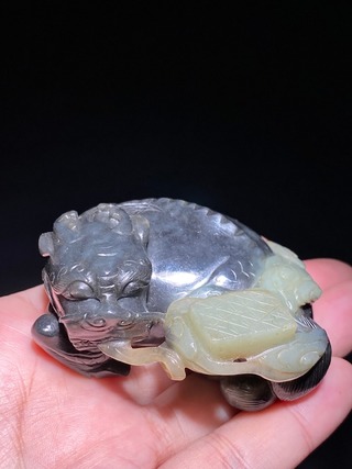 和田玉籽料|清乾隆 和田玉籽料 黑白玉巧作 麒麟送书 摆件 把件 纸镇