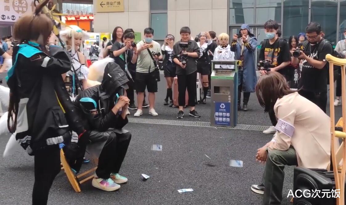 coser|Coser参加漫展入戏太深,路人老奶奶误会其真的断腿,起身让座