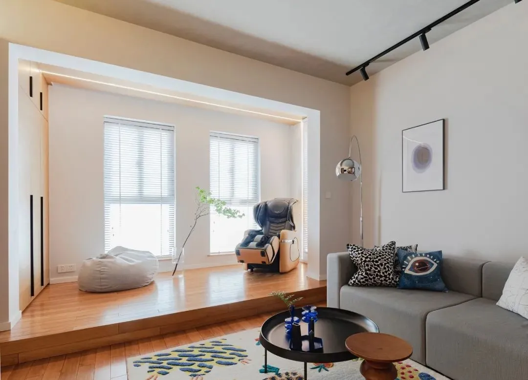 空间色彩整体以黑白灰为主搭配原木,软装配饰点缀蓝色、灰粉,融入金属、亚克力等材质!