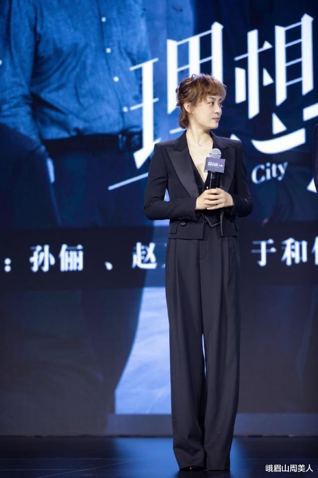 峨眉山周美人 孙俪为显腿长也是拼了，拖地裤下藏了双“恨天高”，比例太违和
