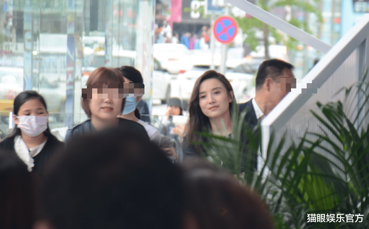 宋佳|宋佳造型翻车？贴身礼服显膀大腰圆，搭配复古发型被指撞脸蒋勤勤